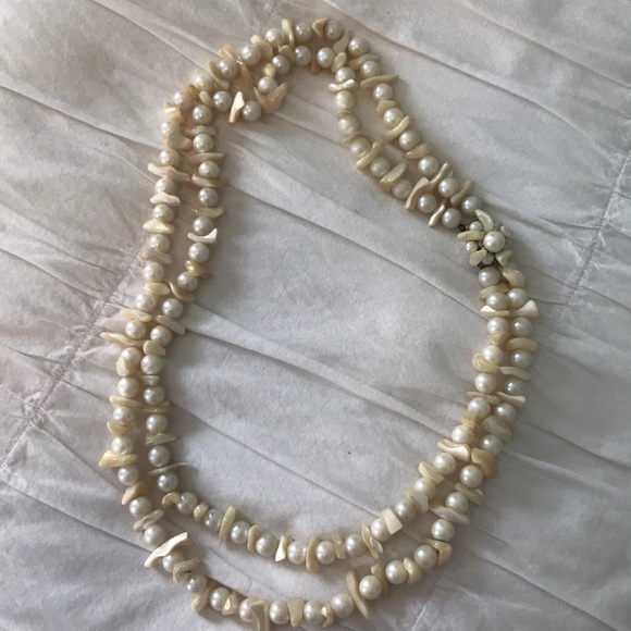 Jewelry - Vintage costume pearl necklace. Super pretty 👑
